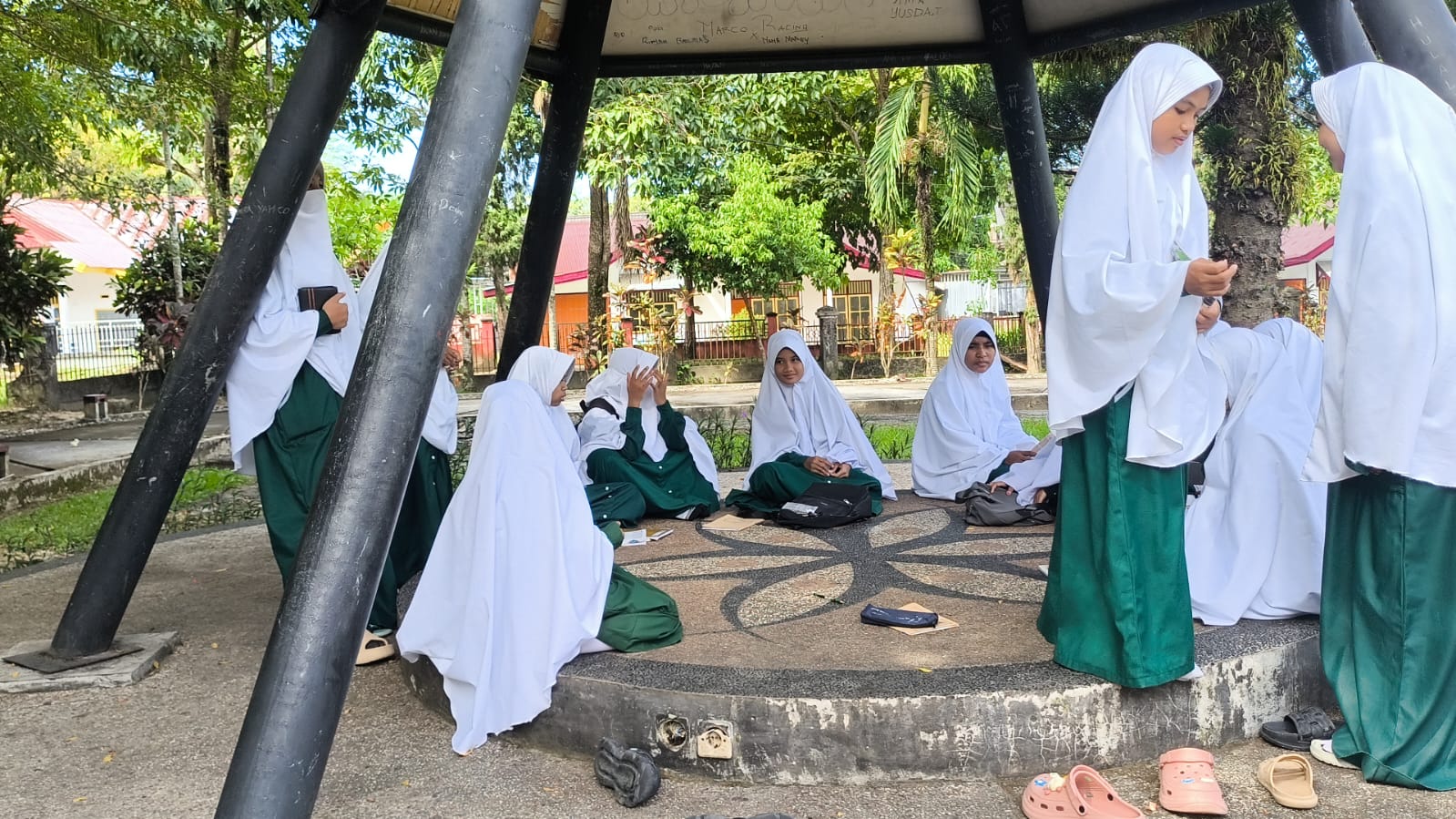 suasana belajar santriwati kelas 1 KMA